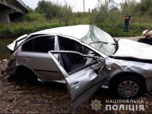 На Львівщині легковик злетів з моста в річку