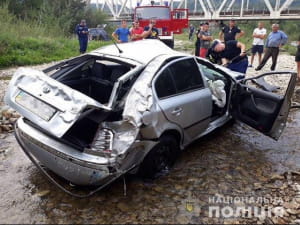 На Львівщині легковик злетів з моста в річку