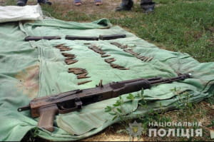 Поліція Бахмута викрила бойовика та вилучила його арсенал зброї