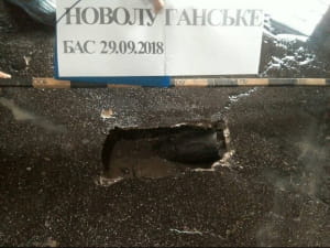 Українська сторона СЦКК: наслідками порушень режиму припинення вогню з боку російсько-терористичних військ є жертви серед цивільного населення та руйнування об’єктів цивільної інфраструктури

#ООС #операція_ОС_СЦКК

Бойовики не обмежують себе в злочинному застосуванні озброєння, яке заборонене Мінськими угодами. В хід ідуть міномети, артилерія та стрілецька зброя. При цьому вибір напрямку ведення вогню для збройних формувань Російської Федерації не принциповий.

Протягом доби 29 вересня 2018 року офіцери української сторони СЦКК фіксували наслідки застосування окупантами зброї.

За повідомленням, яке надійшло від представників цивільної адміністрації, 28 вересня 2018 року близько 18.15 бойовики збройних формувань РФ здійснили обстріл Майорська із застосуванням стрілецької зброї. Внаслідок обстрілу, на вулиці Кільцевій, 10б за місцем свого постійного проживання отримала дотичне кульове поранення голови громадянка Юрченко Н.В. Потерпіла перебуває у Бахмутській центральній районній лікарні.

За повідомленням, яке надійшло від працівників сільськогосподарського підприємства «Бахмутський аграрний союз», 28 вересня 2018 року збройними формуваннями Російської Федерації було здійснено обстріл Новолуганського із застосуванням артилерії калібру 122 мм та 120 мм мінометів. Обстріл вівся у напрямку Байрак – Новолуганське і тривав з 22.05 до 23.35. Офіцерами української сторони СЦКК, які прибули на місце обстрілу, були зафіксовані факти влучань боєприпасів у технічні споруди. В результаті обстрілу зазнав значних ушкоджень дах одного з приміщень для утримання тварин.

На місці обстрілу представниками української сторони СЦКК було виявлено один снаряд калібру 122 мм, що не розірвався, а також фрагменти мін калібру 120 мм. Знешкодження боєприпасу, що не розірвався, буде здійснено підрозділом ДСНС.

Від представників Державної прикордонної служби надійшло повідомлення, що 28 вересня 2018 року близько 18.20 збройними формуваннями Російської Федерації із застосуванням артилерії було здійснено обстріл Гнутового. Групою офіцерів української сторони СЦКК на місці обстрілу було зафіксовано дев'ять воронок від влучань снарядів калібру 122 мм, а також пошкодження від вибухів снарядів у повітрі. Також було виявлено місця влучань боєприпасів, що не вибухнули. На ділянці працюють сапери. Постраждалих серед цивільного населення, Докази агресії РФ на сході