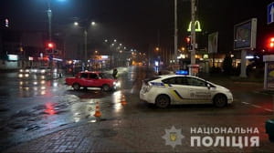 У Сумах десятки молодиків у "балаклавах" понівечили 15 маршруток