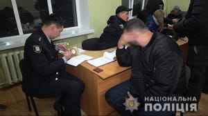 У Сумах десятки молодиків у "балаклавах" понівечили 15 маршруток