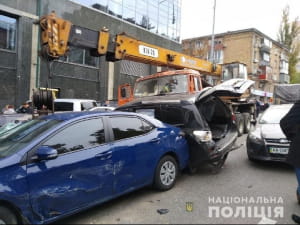 У середмісті Києва кран зніс 18 іномарок