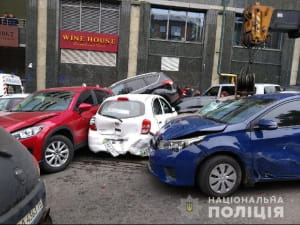 У середмісті Києва кран зніс 18 іномарок