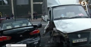У середмісті Києва кран зніс 18 іномарок