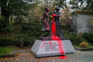 Облили пам'ятник комсомольцям