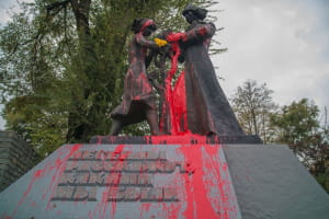 Облили пам'ятник комсомольцям