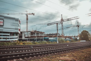 Тіло чоловіка на рейках