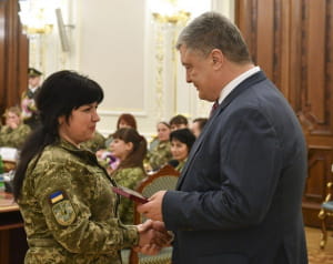 Петро Порошенко вручив нагороди жінкам-військовим