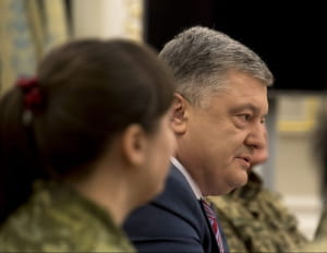 Петро Порошенко вручив нагороди жінкам-військовим