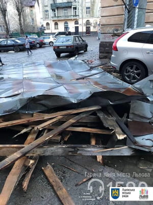 Зірваний вітром дах пошкодив будинки та авто у Львові