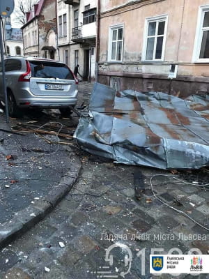 Зірваний вітром дах пошкодив будинки та авто у Львові