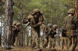 Морпіхи долають смугу перешкод
