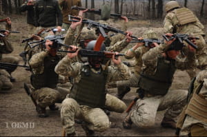 Морпіхи долають смугу перешкод