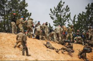 Морпіхи долають смугу перешкод