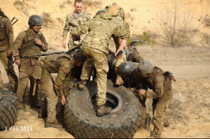 Морпіхи долають смугу перешкод