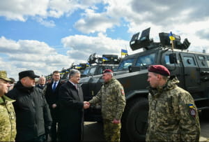 Порошенко передает военную технику ВСУ