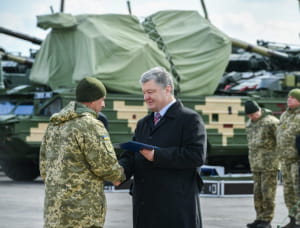 Порошенко передает военную технику ВСУ