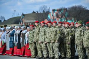 Порошенко передает военную технику ВСУ