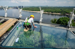 Пішохідно-велосипедний міст у Києві