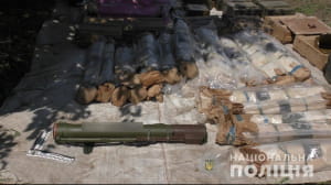 В саду жителя Ровенской области откопали крупнейший в Украине схрон боеприпасов