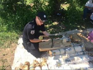 В саду жителя Ровенской области откопали крупнейший в Украине схрон боеприпасов