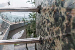 В Киеве на пешеходном мосту появилась новая трещина
