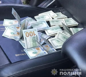 На хабарі погоріли двоє столичних прокурорів