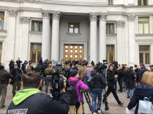 Полк "Азов" біля МЗС
