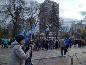 Під ВР протестують кілька тисяч незадоволених вчителів
