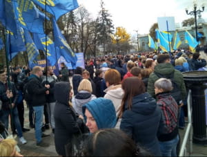 Під ВР протестують кілька тисяч незадоволених вчителів