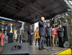 Під ВР протестують кілька тисяч незадоволених вчителів