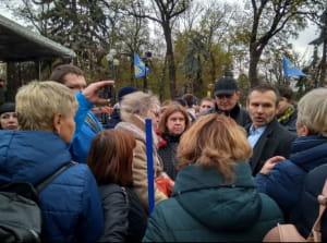 Під ВР протестують кілька тисяч незадоволених вчителів