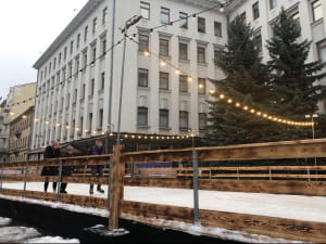 Возле Офиса президента открыли каток