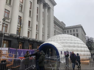 Возле Офиса президента открыли каток