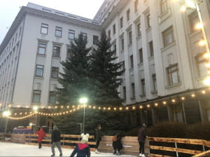 Возле Офиса президента открыли каток