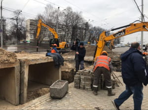 Ремонт наслідків прориву біля "Ocean Plaza"