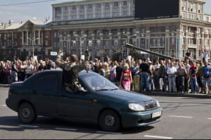 Окупанти ведуть полонених українців Донецьком, 24 серпня 2014