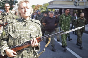Окупанти ведуть полонених українців Донецьком, 24 серпня 2014