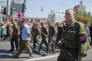 Окупанти ведуть полонених українців Донецьком, 24 серпня 2014