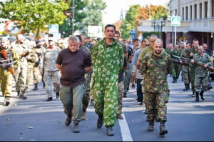 Окупанти ведуть полонених українців Донецьком, 24 серпня 2014