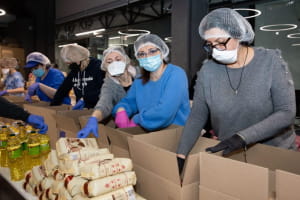 Депутаты "ЕС" пакуют карантинные наборы для людей из так называемой "группы риска"