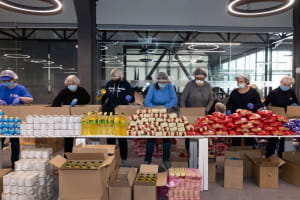 Депутаты "ЕС" пакуют карантинные наборы для людей из так называемой "группы риска"