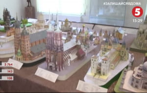 пенсіонер майструє зменшен копії пам'яток