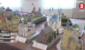 пенсіонер майструє зменшен копії пам'яток