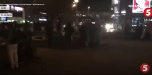 Люди біля залізничного вокзалу