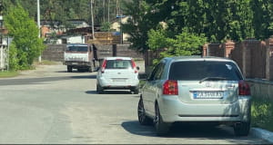 Невідомі автомобілі біля дому Порошенка