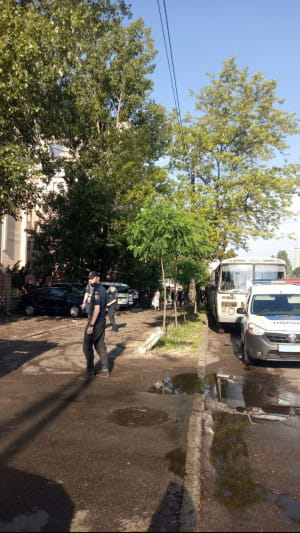 Правоохранители возле суда
