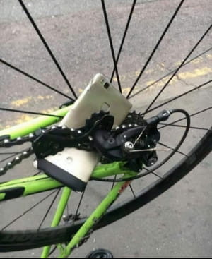 Телефон упав і "зажувався" ланцюгом велосипеда