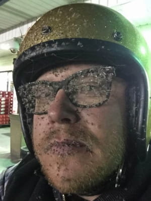 "Ні, мені  не потрібен шолом, який закриває все лице"